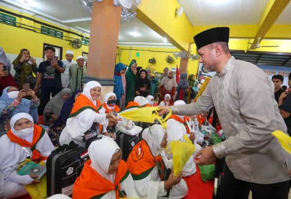 Lepas Keberangkatan Calon Jemaah HajiKBIHU Al Mukhlisin,Wagub Musa Rajekshah Ingatkan Soal Sabar